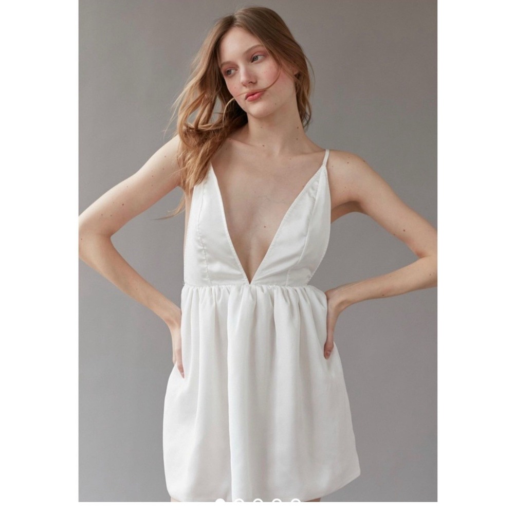 Justine urban outfitters white plunging neckline Twirl mini dress M/ Medium 8/10